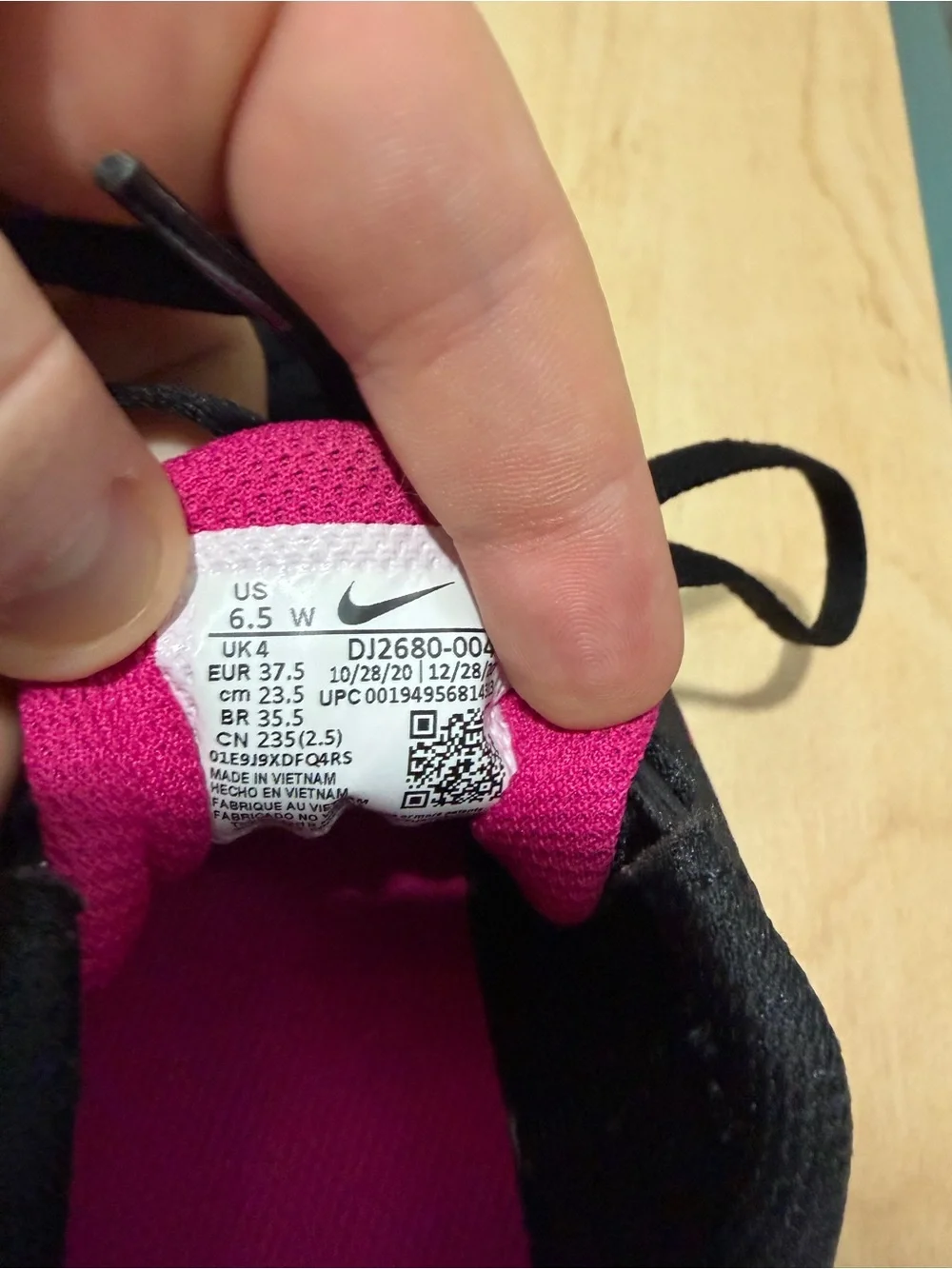 Nike Downshifter 11 'Black Fireberry' women's running shoe size 6.5